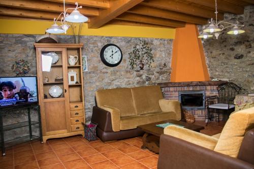 sala de estar con sofá y chimenea en Casa Azulete, en Bimenes