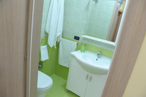マンドゥーリアにあるB&B Abitazione Sandraのバスルーム(洗面台、トイレ、鏡付)