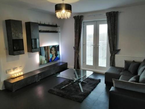 sala de estar con sofá y mesa de cristal en StayNEC LAMPREY- Lux Apartment - Birmingham - For Company, Contractor & Leisure Stays NEC, HS2, JLR, Airport, en Kingshurst