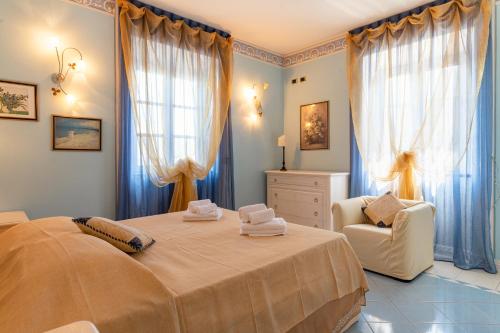 una camera da letto con un letto grande e una sedia di Lucca Franco's Villa a Diecimo