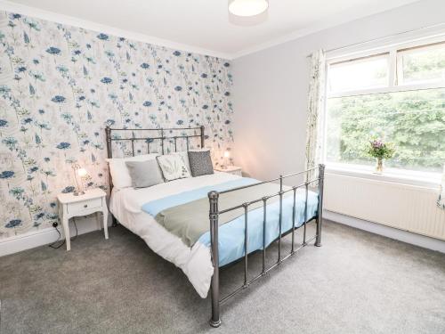1 dormitorio con cama y ventana en Appletree Cottage, en Chesterfield