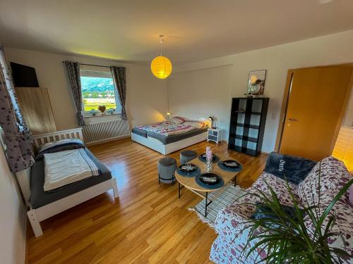 ein Wohnzimmer mit einem Sofa und einem Tisch in der Unterkunft Ottl's Appartement mit Kreischbergblick O1 in Sankt Lorenzen ob Murau