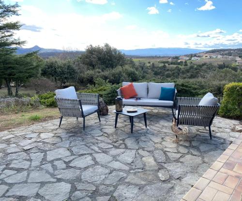 Photo de la galerie de l'établissement GITE LAVANDE avec piscine privée CLASSÉ 4 Étoiles, à Lagorce