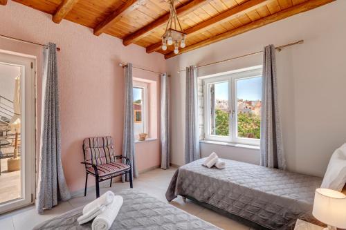 A bed or beds in a room at TAKIS GUESTHOUSE-Orneda-HERMOUPOLIS