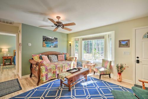 - un salon avec un canapé et une table dans l'établissement Pollock Pines Apartment with Private Deck on 5 Acres, à Pollock Pines
