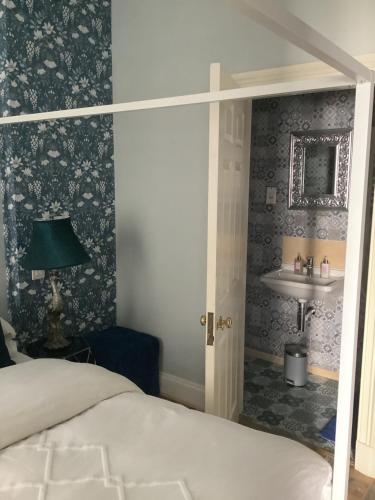 A Room in the City - West photo 35