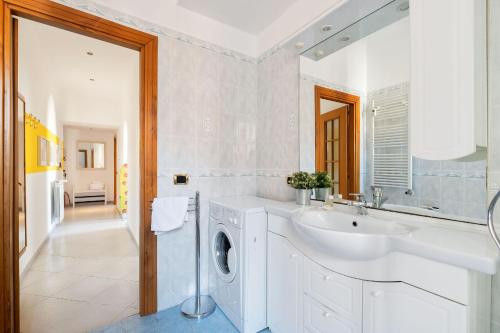 A bathroom at Luce San Lorenzo by Halldis