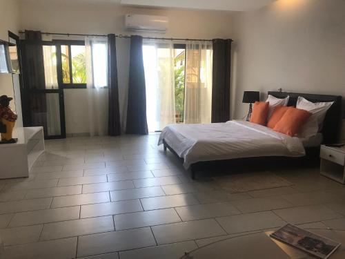 Tempat tidur dalam kamar di Residence Awale Abidjan