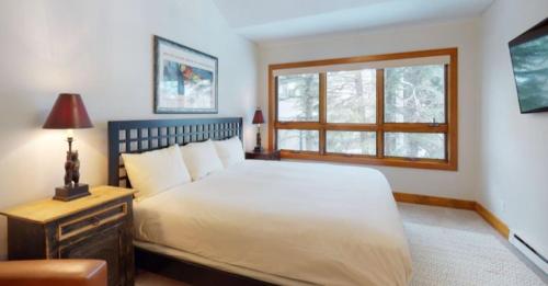 sypialnia z dużym łóżkiem i oknem w obiekcie Cascade Village 3 Bedroom Condo With Pool, Hot Tubs, And On-demand Shuttle To Vail Village w mieście Vail