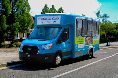 een blauwe food truck geparkeerd op een parkeerplaats bij Southern Oaks Inn - Saint Augustine in St. Augustine