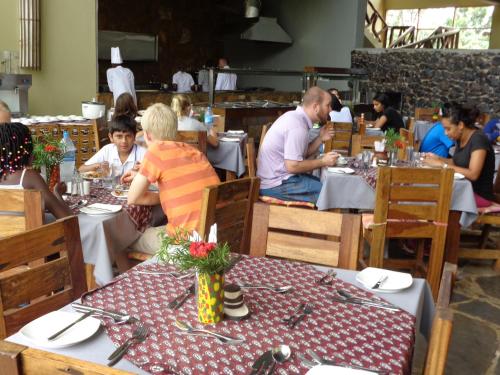 Restoran või mõni muu söögikoht majutusasutuses Weru Weru River Lodge