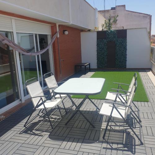 Espectacular Ático de 2 dormitorios con garaje y terraza privada de 30 m2