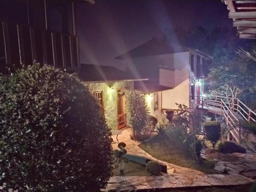 Κήπος έξω από το Chalés Recanto do Sabiá