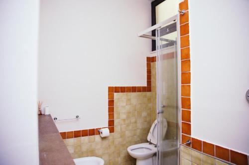 a bathroom with a toilet and a sink at Le Antiche Colonne in Cinquefrondi