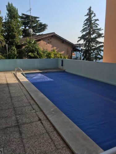 ein Pool an der Seite eines Hauses in der Unterkunft Amazing View, Swimming Pool, Relax in Aldesago