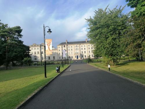 une rue vide devant un grand bâtiment dans l'établissement Barrow mews views, à Carlow