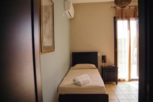 a small bedroom with a bed and a window at Le Antiche Colonne in Cinquefrondi