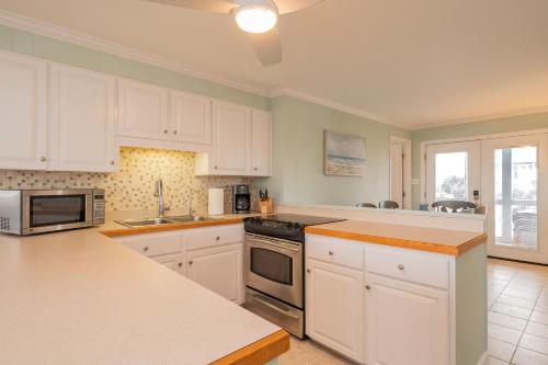 Η κουζίνα ή μικρή κουζίνα στο Here and Now by Oak Island Accommodations