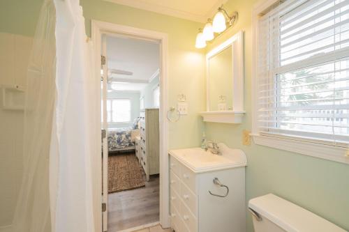 Ένα μπάνιο στο Here and Now by Oak Island Accommodations