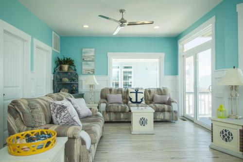 Posezení v ubytování Conch Out by Oak Island Accommodations