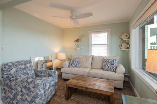 Χώρος καθιστικού στο Here and Now by Oak Island Accommodations