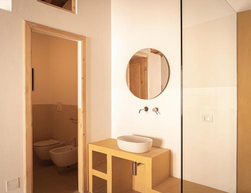 y baño con lavabo y espejo. en Iardino Asce Lisària, en Zollino