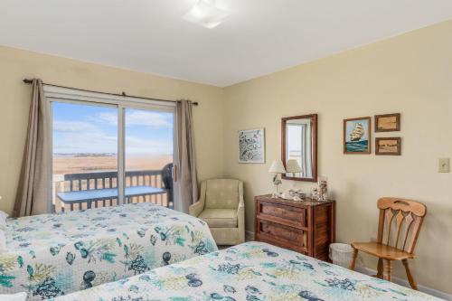 Ένα ή περισσότερα κρεβάτια σε δωμάτιο στο Griffin by Oak Island Accommodations