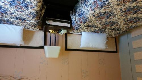 a room with two beds and two windows at A Voyageur's Guest House in Ottawa