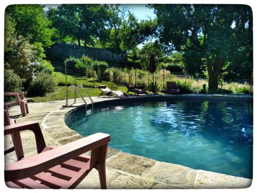 - une piscine avec un banc et un toboggan dans l'établissement ÔRacines du Calme Maison Hélianthy, à Sanilhac