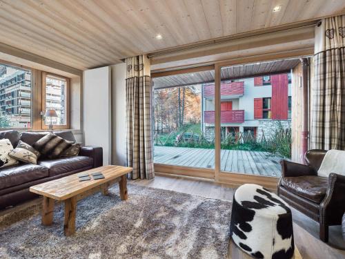 un salon avec un canapé et une table basse dans l'établissement Duplex rénové avec parking, proche centre et remontées, navette et bus à deux pas - FR-1-567-41, à Val dʼIsère