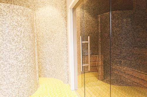 a bathroom with a shower with a glass door at Weinhotel Kaisergarten in Alzey