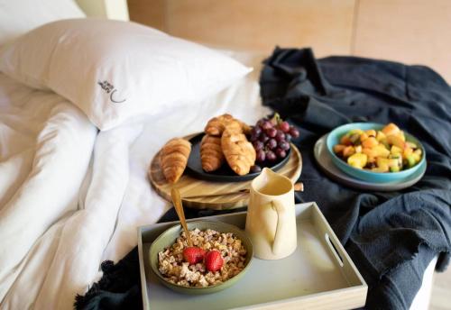 - un plateau de petit-déjeuner avec une assiette de nourriture sur le lit dans l'établissement Forth Mountain Glamping, à Ballintlea