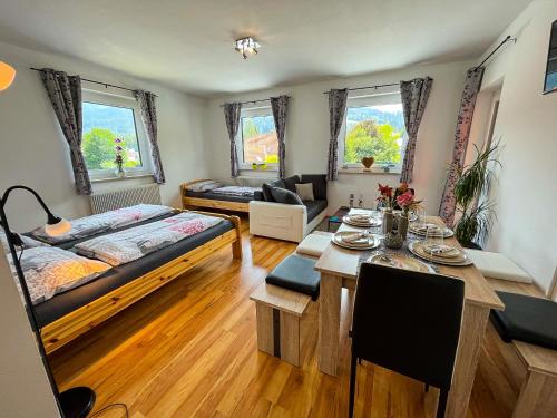Sala de estar con cama y mesa de comedor en Ottl's Appartement O2, en Sankt Lorenzen ob Murau