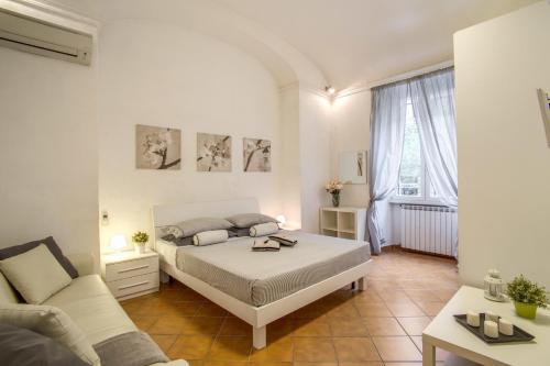 ローマにあるLiberty Houseのベッドルーム(ベッド1台、ソファ付)