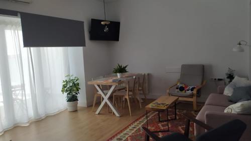 a living room with a table and a dining room at Iulia Emérita Centro in Merida
