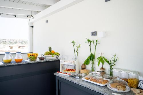 un comptoir avec un paquet de nourriture dans l'établissement B&B il Colibrì, à San Vito Lo Capo