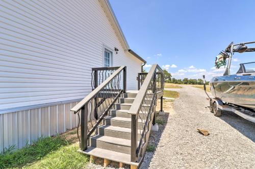 Fotografie z fotogalerie ubytování Lakeview Edgemont Escape with Fire Pit and Grill! v destinaci Fairfield Bay