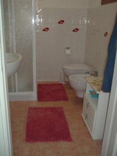 Un baño con ducha, lavabo e inodoro. en Rustico Zagara, en Buseto Palizzolo