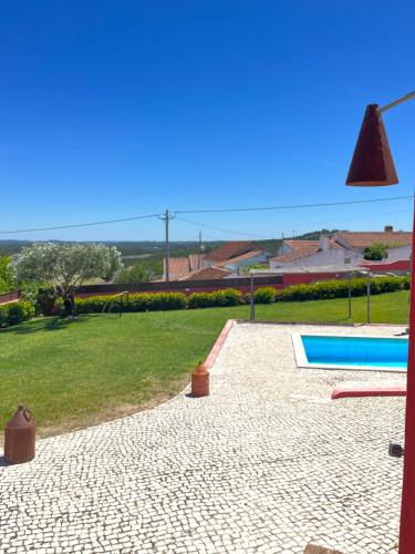 um quintal com uma piscina e um relvado em Casa do Lagar - Villa com piscina em Carvalhais