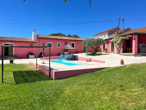 a house with a swimming pool in a yard at Casa do Lagar - Villa com piscina in Carvalhais