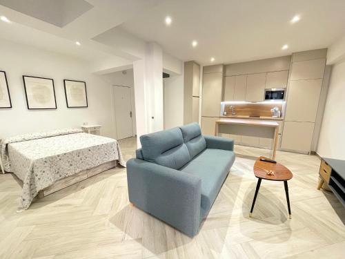 Un dormitorio con una silla azul y una cama en Loft Marbella centro, en Marbella