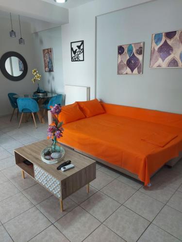 Posezení v ubytování Violet Studio με πισίνα