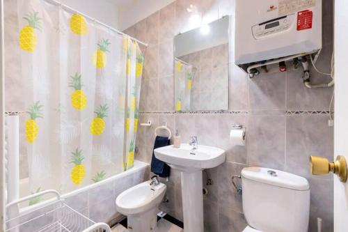 uma casa de banho com um lavatório, um WC e um espelho. em Comfy 4 rooms apt in the heart of Chueca (Madrid center) em Madrid