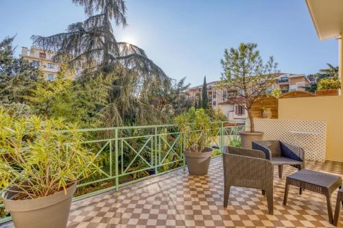 un balcon avec des chaises et une vue sur une montagne dans l'établissement IMMOGROOM - EXCLUSIVE - Terrace - Amazing quiet place - Wifi, à Cannes