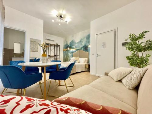 un soggiorno con divano e tavolo di BARIROOMS - Melo Suites a Bari