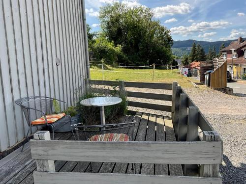 a wooden bench with a table next to a building at Ferienwohnung am Kalkweg in Bad Sooden-Allendorf