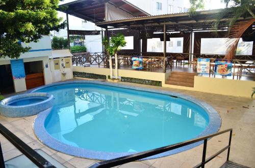 een groot blauw zwembad op een patio bij Hotel María Eugenia in Tuxtla Gutiérrez