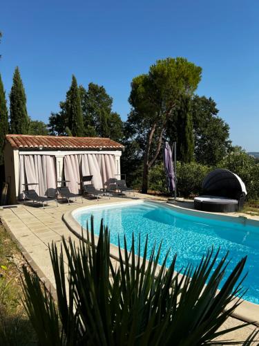 une piscine devant une maison dans l'établissement Villa l'Abri, à Saint-Just