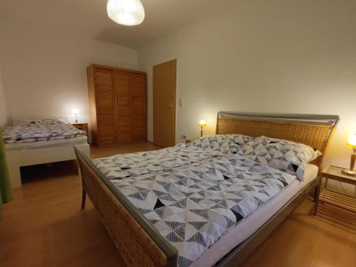 1 dormitorio con 2 camas y 2 lámparas. en Green Oelsnitz am Hegebach mit Netflix und Parkplatz Self Check-in, en Oelsnitz