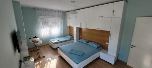 ein kleines Schlafzimmer mit einem Bett und einem Fenster in der Unterkunft Sea View New Apartment in Durrës